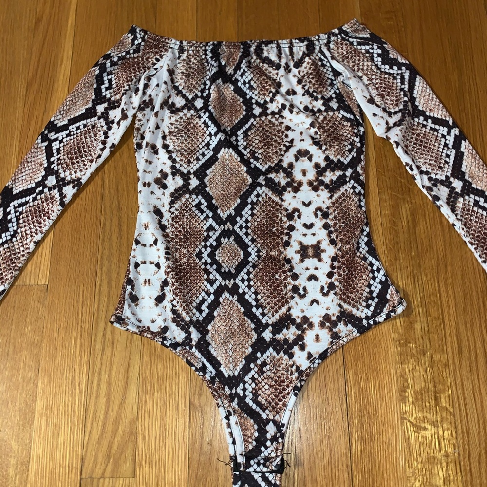 PRETTY LITTLE THING | Off the shoulders bodysuit